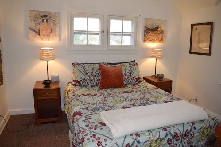 Dormitorio oeste...o como me gusta llamarlo, la habitación Don Nedobeck. Por cierto, un gran artista, ve a echarle un vistazo.