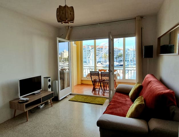 Apartamento con terraza y vistas al puerto (TNT)