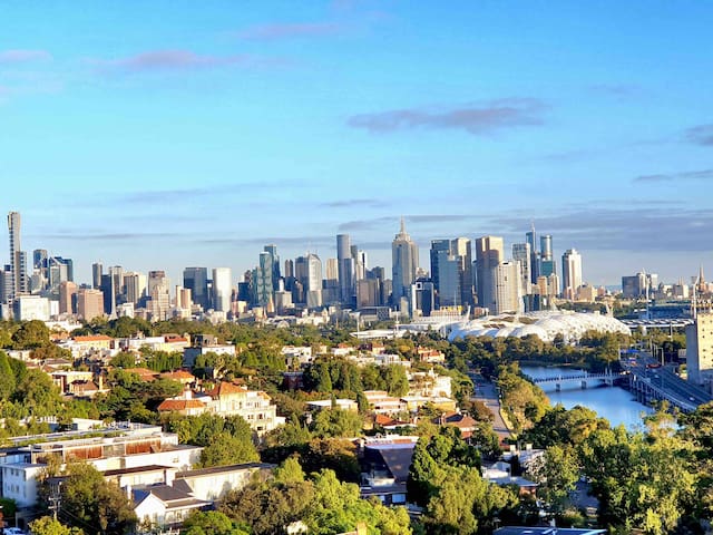 Luxury 2/3 bdr apt, location, pool, stunning views