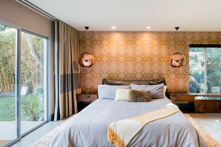 Luxurious Retreat on Extra-Large Lot near Stanford gallery image 3