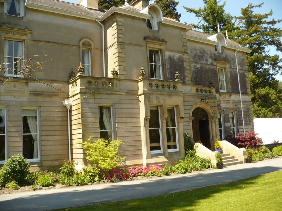 Broneirion House