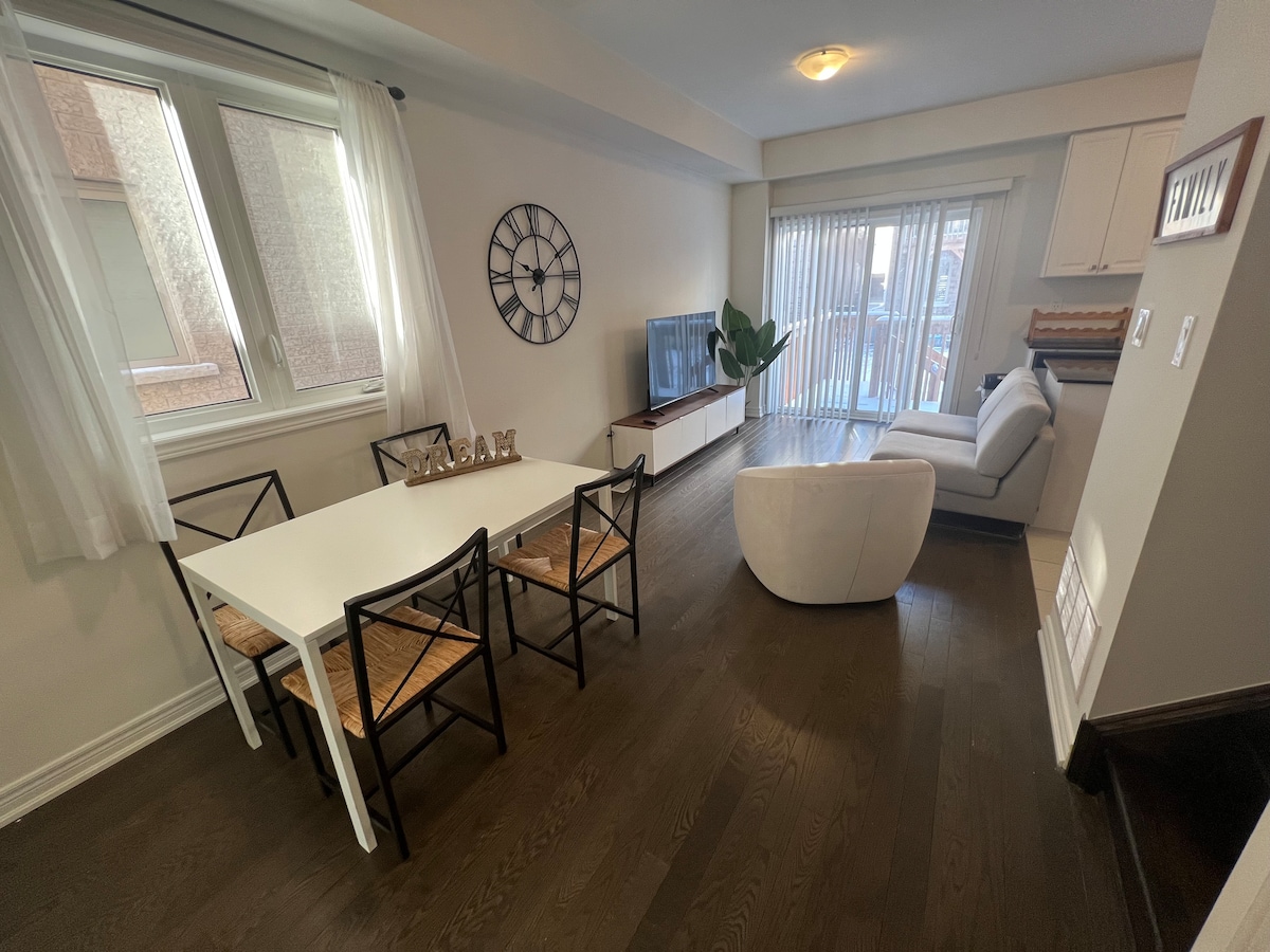 New Leo 5 Bed/3.5 Bath with Garage Houses for Rent in Burlington