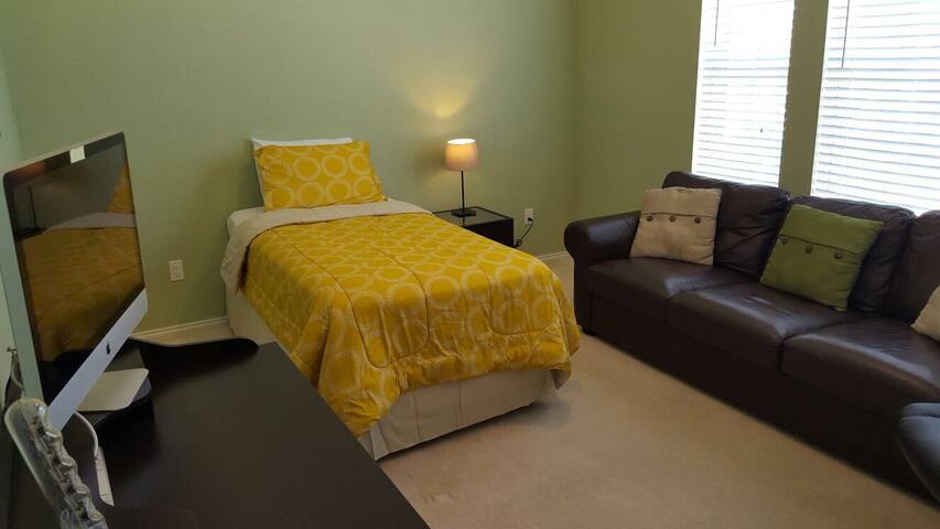 Bright and Cozy Private Room