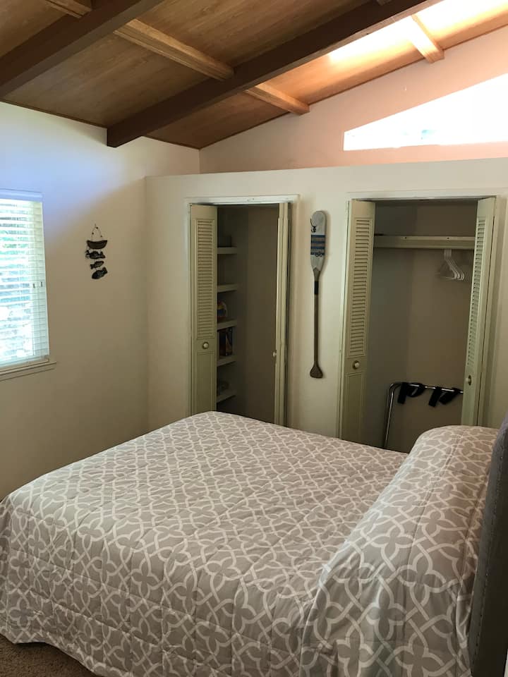 Dormitorio 2, cama de matrimonio con capacidad para 2 personas.