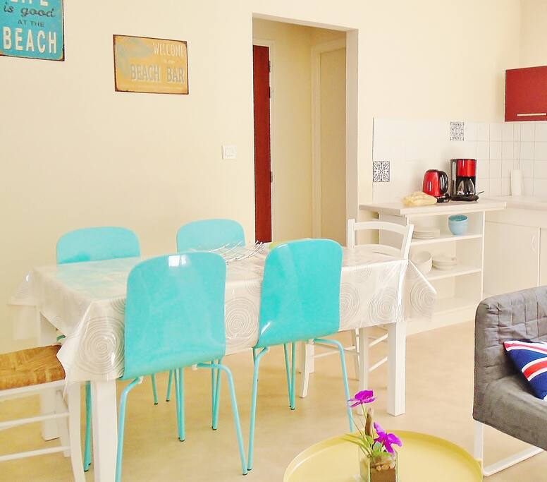 Lumineux et fonctionnel, avec une table pour 6 personnes.