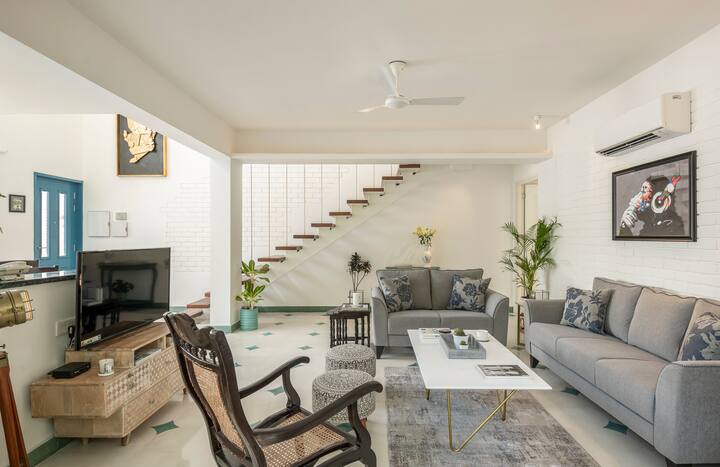living area with tv