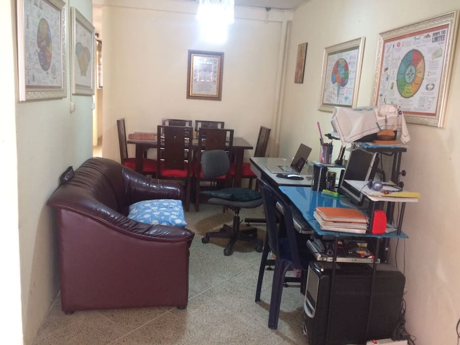 Zona de trabajo con escritorio