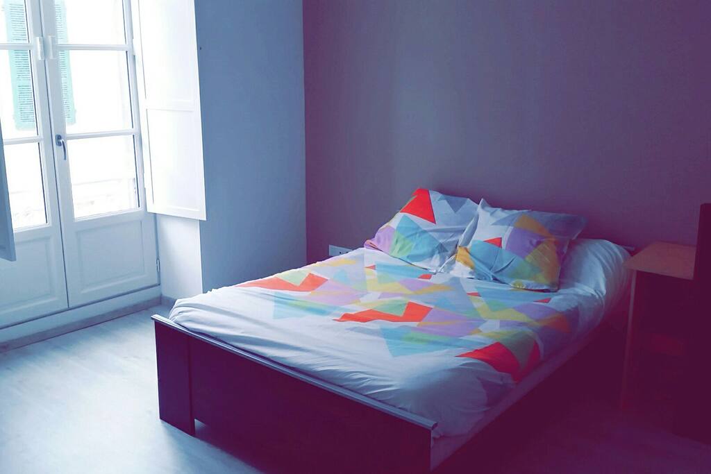 Chambre avec grande fenêtre
