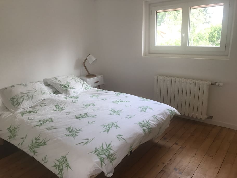 Première chambre avec vu sur jardins et petit meuble de rangement