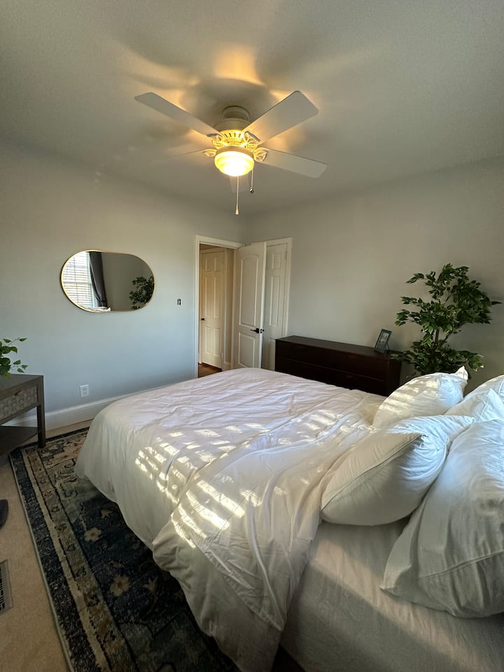 Dormitorio queen delantero 