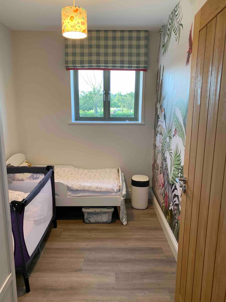 Dhoma e gjumit e fëmijëve, krevati për foshnja, krevati i udhëtimit dhe shporta e mykut janë të disponueshme në vend.