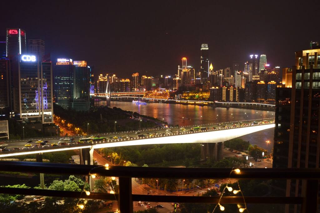 阳台实拍江景,可在家中眺望洪崖洞