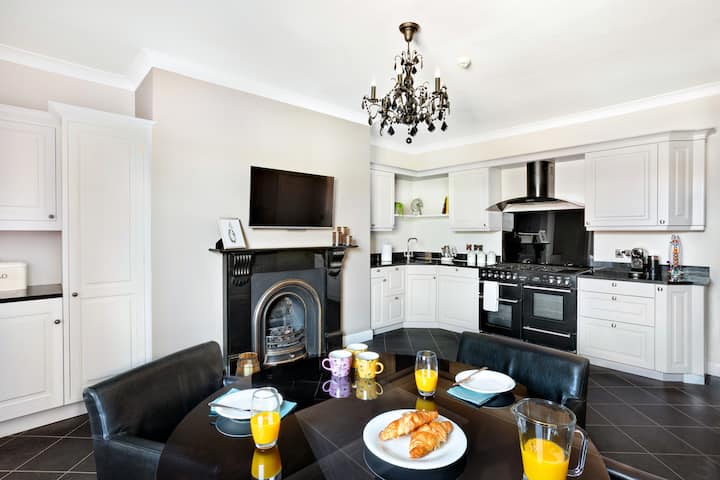 Luxury Harrogate townhouse apartment with parking