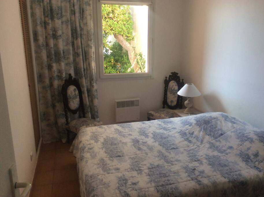 Chambre double, vue sur le jardin terrasse et la mer bien sûr !
Un grand placard penderie et une commode.