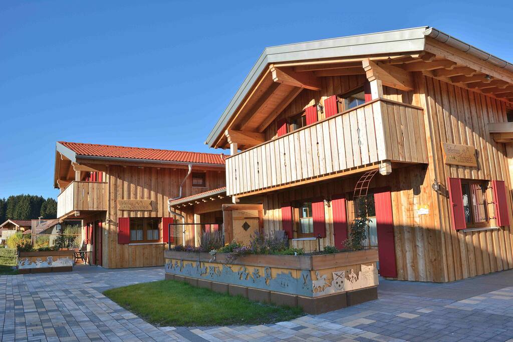 Ferienhäuser Eisenberg (re.) und Hohenfreyberg (li.)