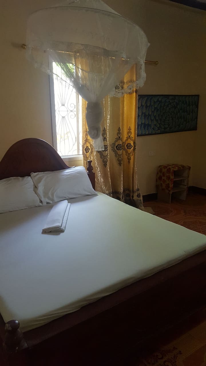 「非洲」房间、一张双人床、独立卫生间。最多可入住2人。