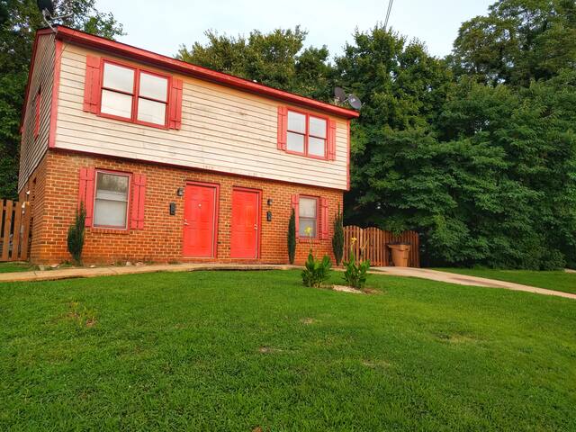 5 Minute Walk Downtown from Duplex on Quiet Street