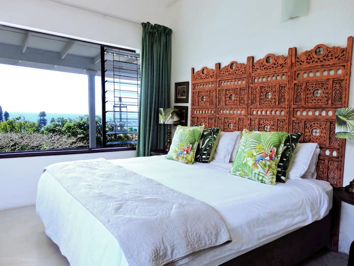 בית: חדר שינה ראשי עם נוף לים