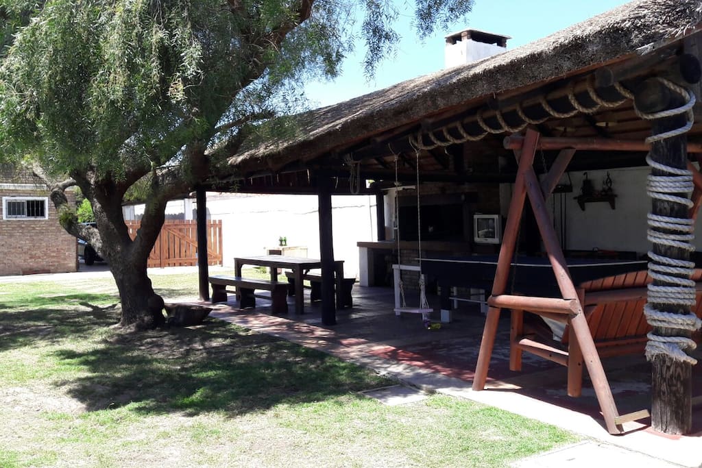Barbacoa techada con TV Cable, Mesa de Ping Pong y Pool