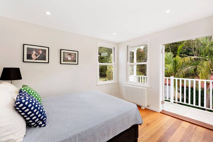 4 bedroom family beach house, Manly gallery image 4