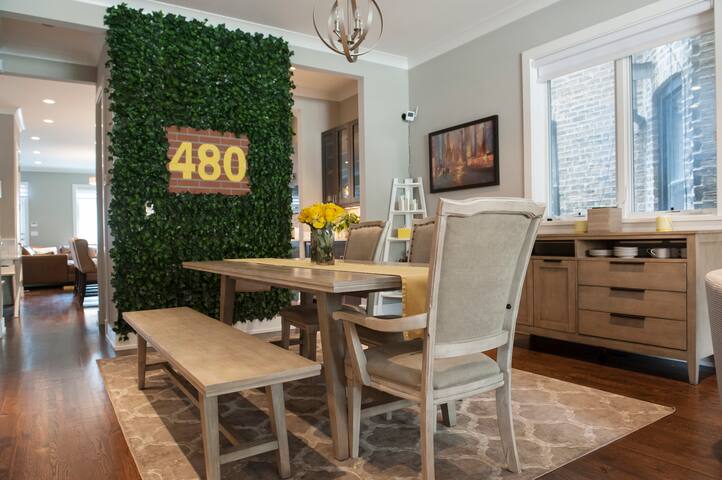 Luxury 4 bedroom steps from Wrigley gallery image 5