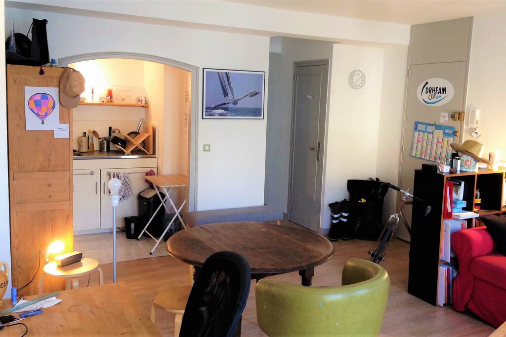 Le salon vu depuis l'angle opposé, avec la cuisine à gauche. Au fond du petit couloir, la chambre qui donne sur une cour calme.
