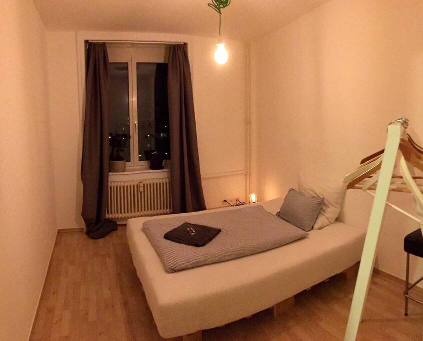 Room with a 1,60 m bed
