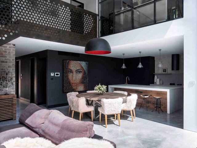 Luxurious & Huge Warehouse Conversion gallery image 5