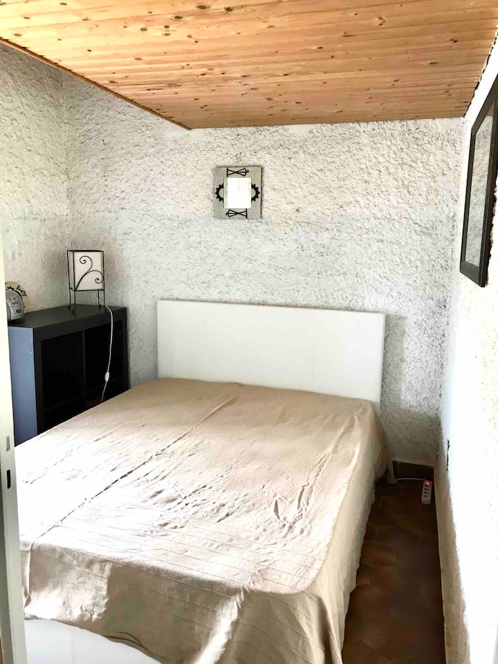 غرفة النوم السفلية 