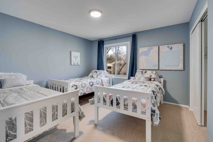 שני תאומים וחדר שינה מלא אחד למעלה. מקום לארבעה אנשים.