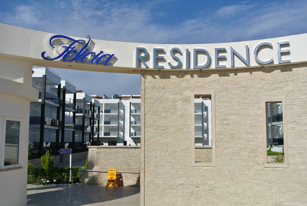 Portiersloge en entree van Felicia Residentie.