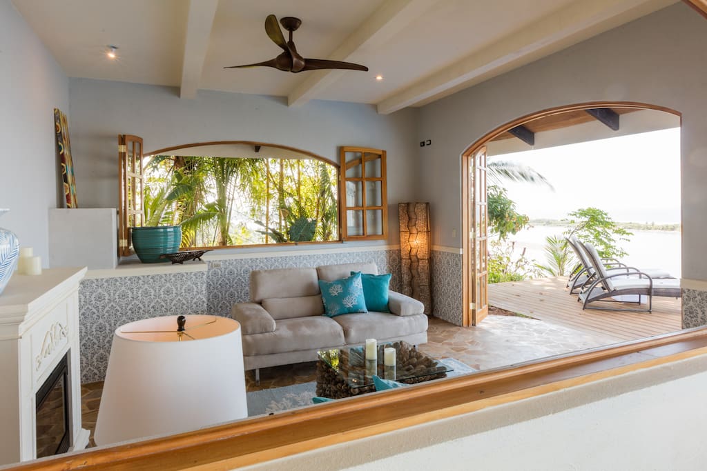 Sitting room next to Infinity pool