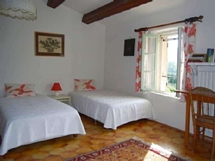 Zweibett- oder Doppelzimmer im zweiten Stock mit eigenem Duschbad