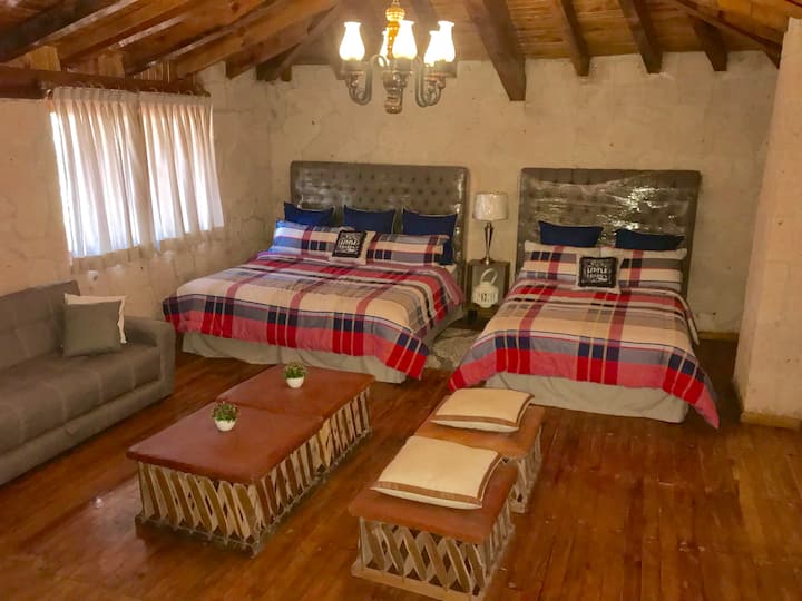 La recamara principal cuenta con baño, vestidor y chimenea
