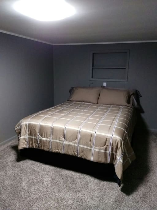 bedroom 2 , queen