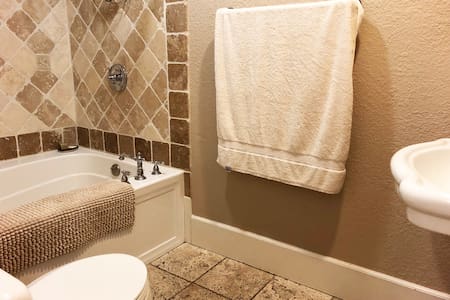 Cozy room in Southbay with private entrance & bath