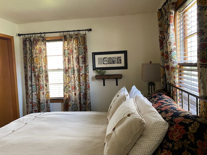 The Half Pint Lake House - serenity near the lake!