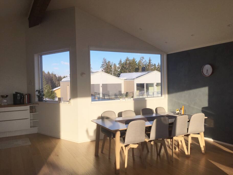 Spisestuen ligger i tilknytning kjøkkenet i tredjeetasjen. Dining room with a view at third floor.