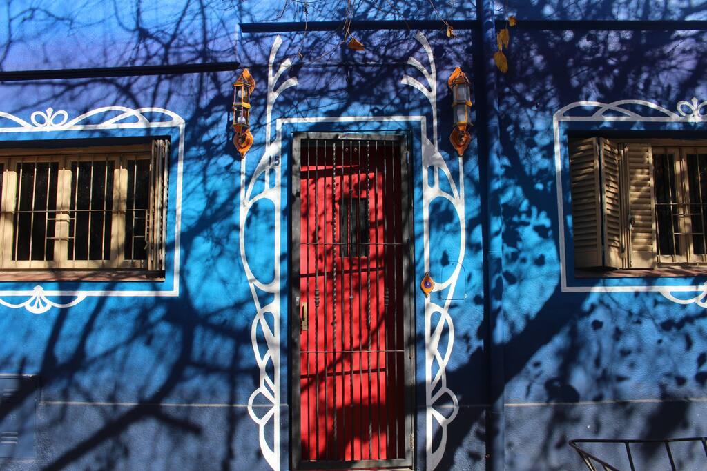 La fachada de la galería esta pintada con detalles Art Nouveau y con esfumado de azules