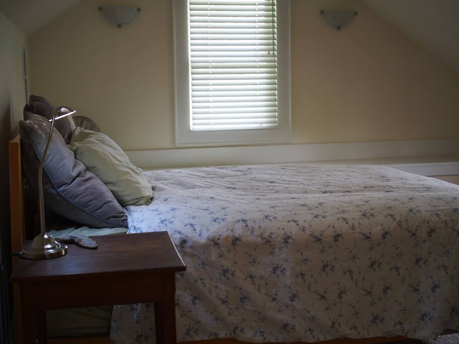Queen bed with foam pad