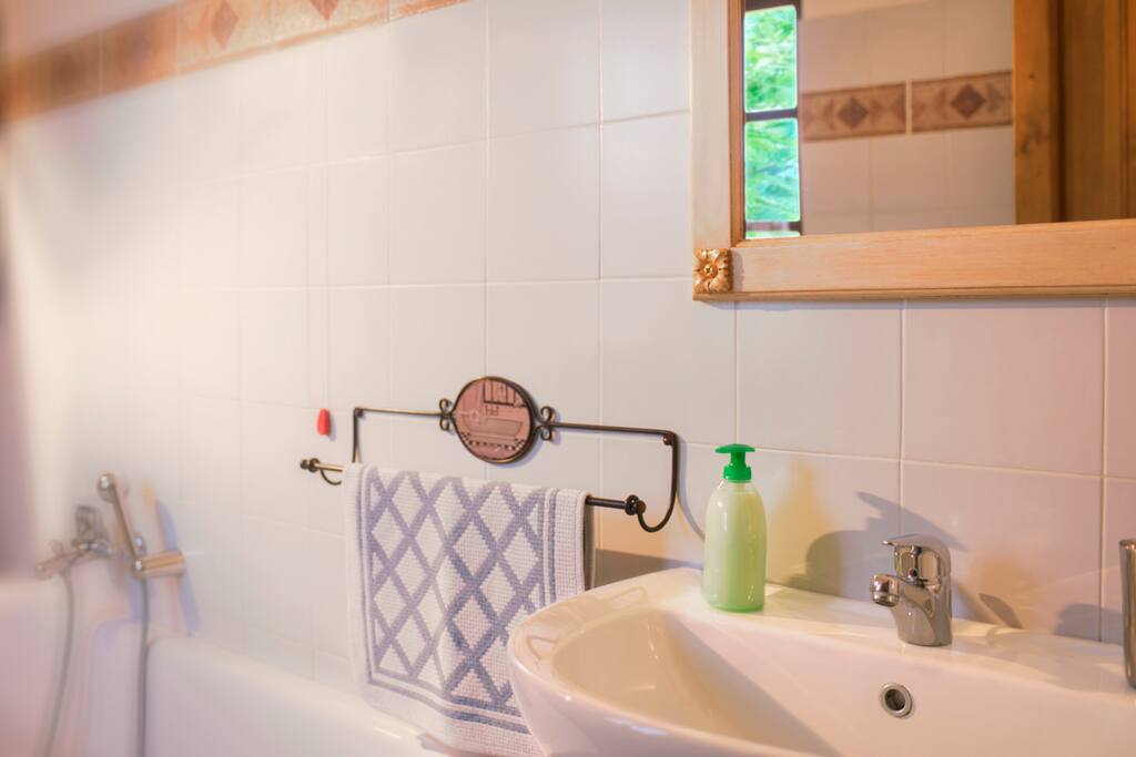 Appartamento Leccino, bagno con vasca + doccia.