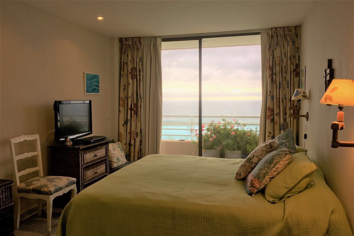 ห้องนอนใหญ่พร้อมระเบียง/เตียงขนาดคิงไซส์และห้องน้ำในตัว