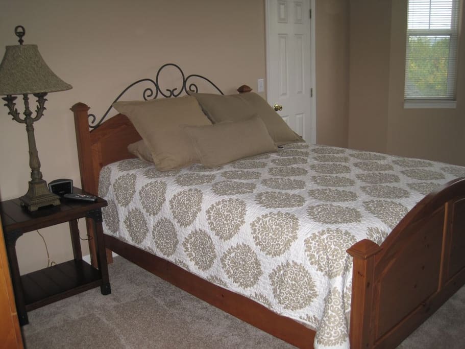 Bedroom w/Queen Bed