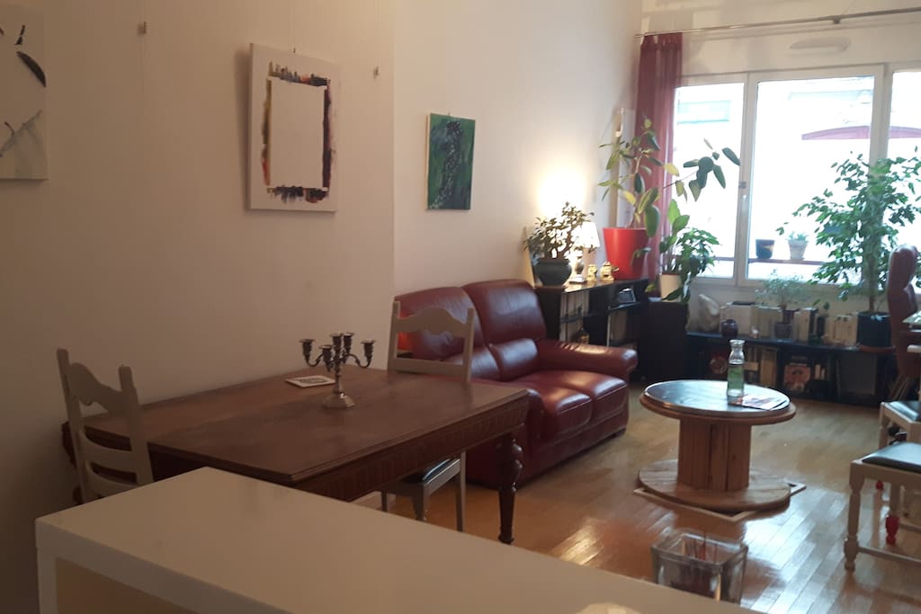 Un salon confortable et spacieux.