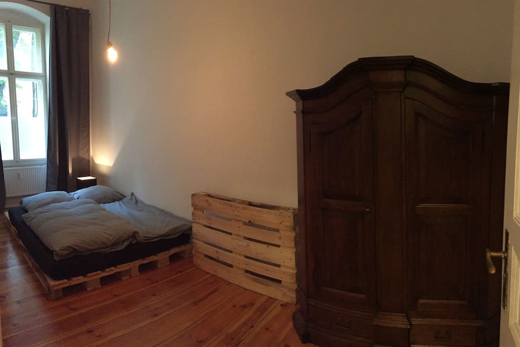 Schlafzimmer / Bedroom