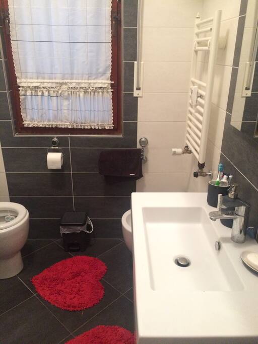 Bagno ad uso comune con cabina doccia 70x90 -
Bathroom for common use with 70x90 shower cubicle