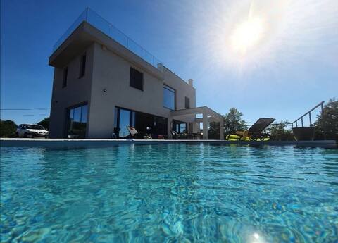 New luxury villa with beatiful view
