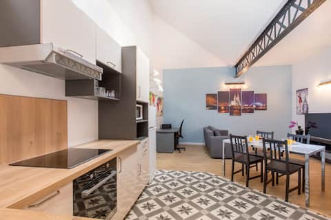 Successful Airbnb property: The Business! Desk and free Wi-Fi in Tourcoing