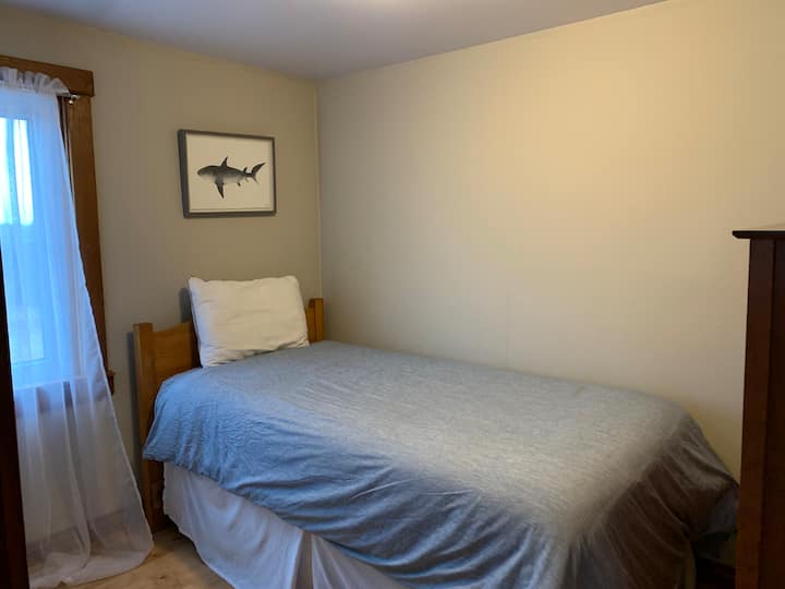 Трета спална соба. Еден брачен кревет (широк 150-179 см). 