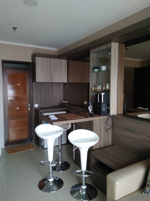 Ini Ruang Tamu dimana telah dilengkapi full furnished dan furniture berupa full wallpaper dan kaca di sisi dinding ruangannya serta dilengkapi meja dan kursi ala kantoran yg dinamis untuk anda menulis, membaca, mengerjakan tugas atau yang lainnya.
Tidak hanya itu dilengkapi juga dengan stop kontak dan speaker yang bisa disambungkan ke gadget atau laptop anda yang bisa digunakan untuk menambah kenyamanan anda dalam mengerjakan maupun menikmati kerjaan anda di ruang tamu.